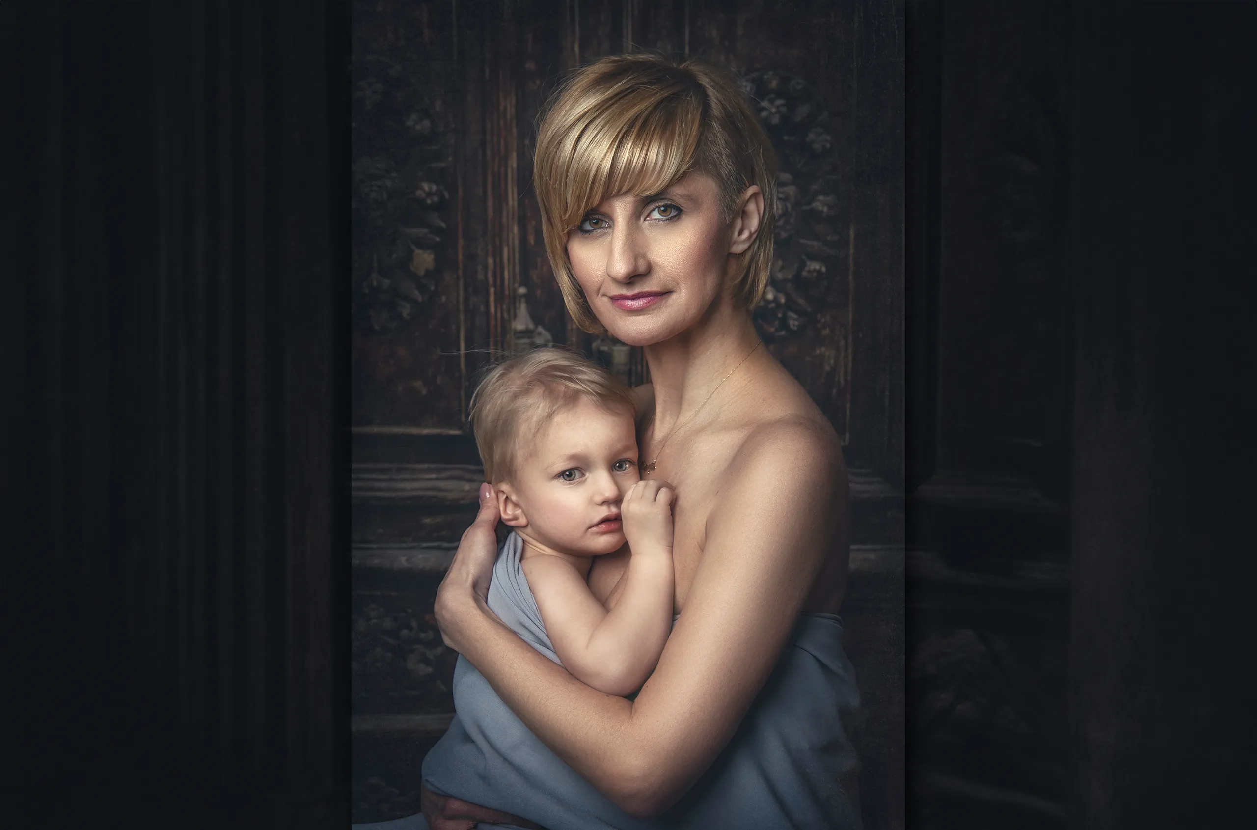 artystyczna-sesja-rodzinna-bielsko-biala-matka-z-malym-dzieckiem-na-reku-na-tle-starych-drzwi