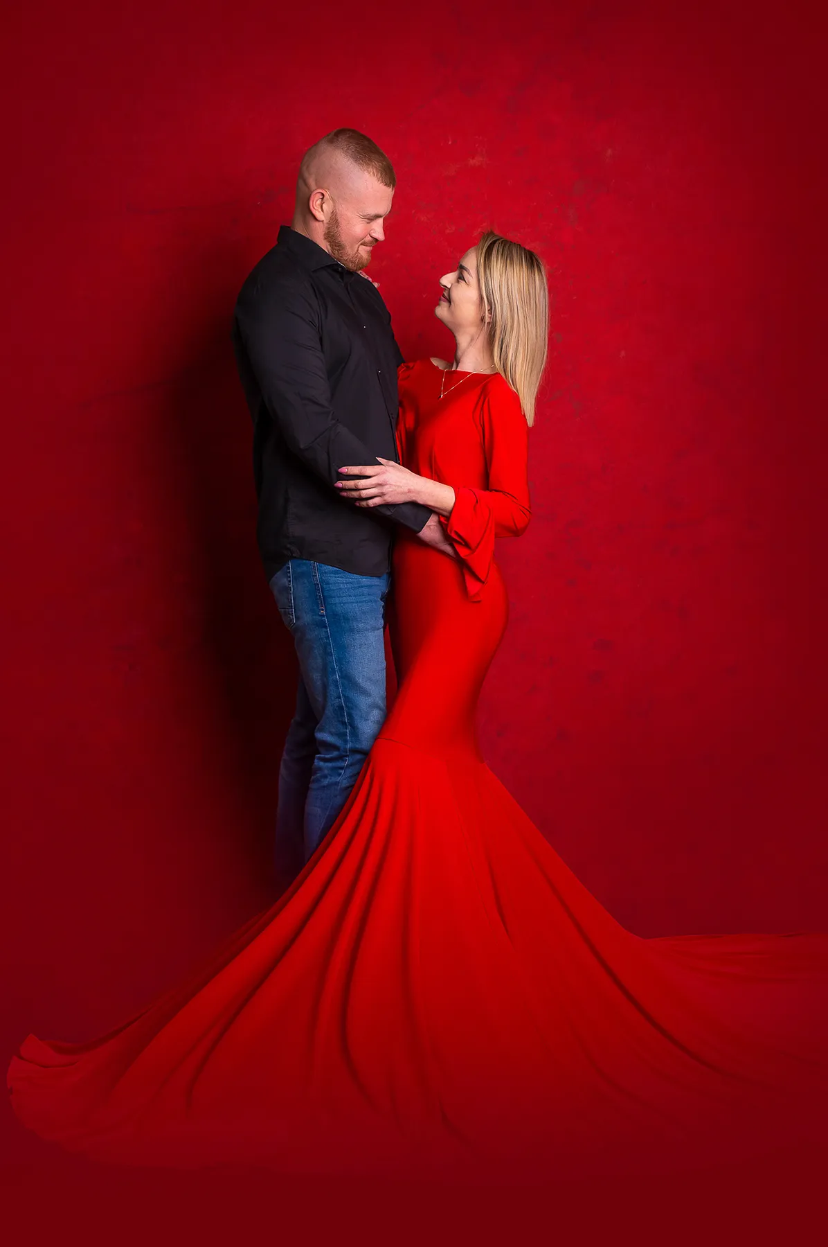 Czułość zamknięta w subtelnym uścisku, gdzie obecność drugiej osoby wypełnia przestrzeń miłością