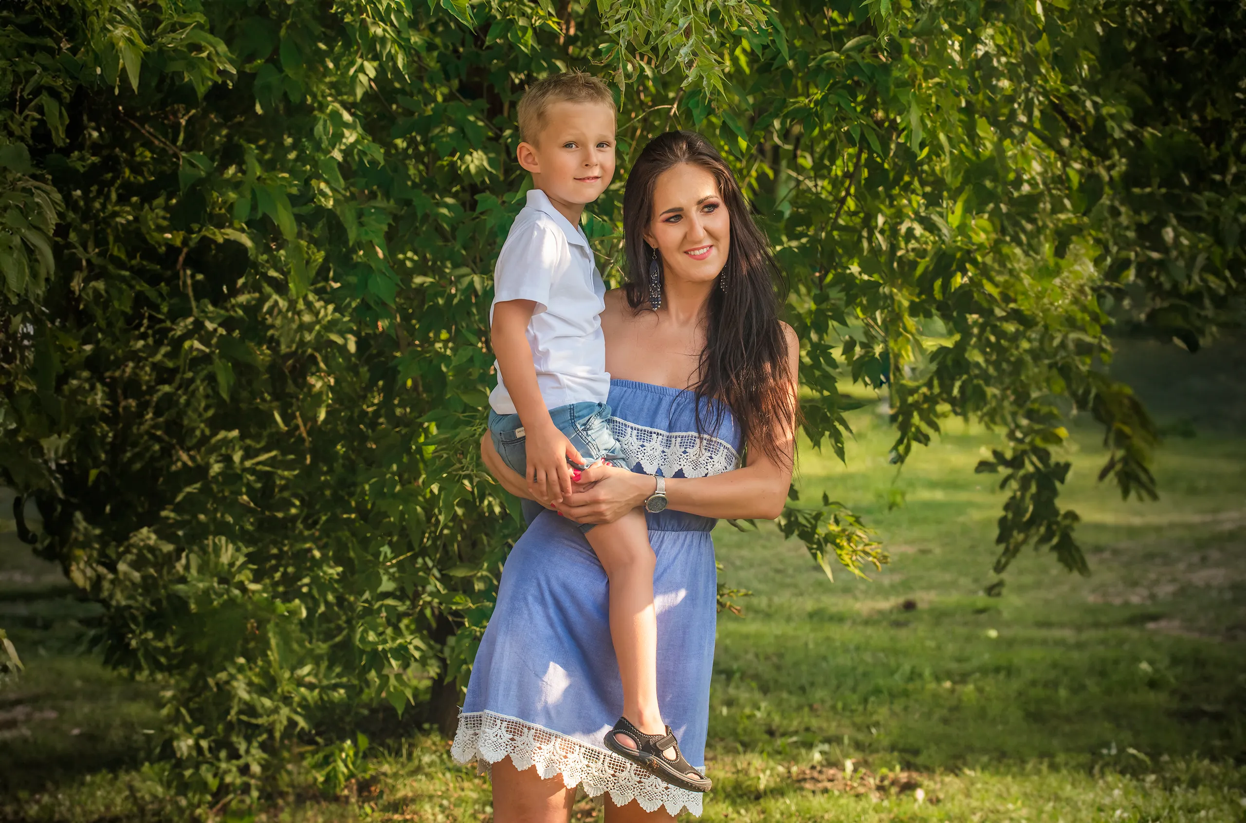 mama-z-dzieckiem-na-sesji-zdjeciowej-plenerowej-w-ustroniu