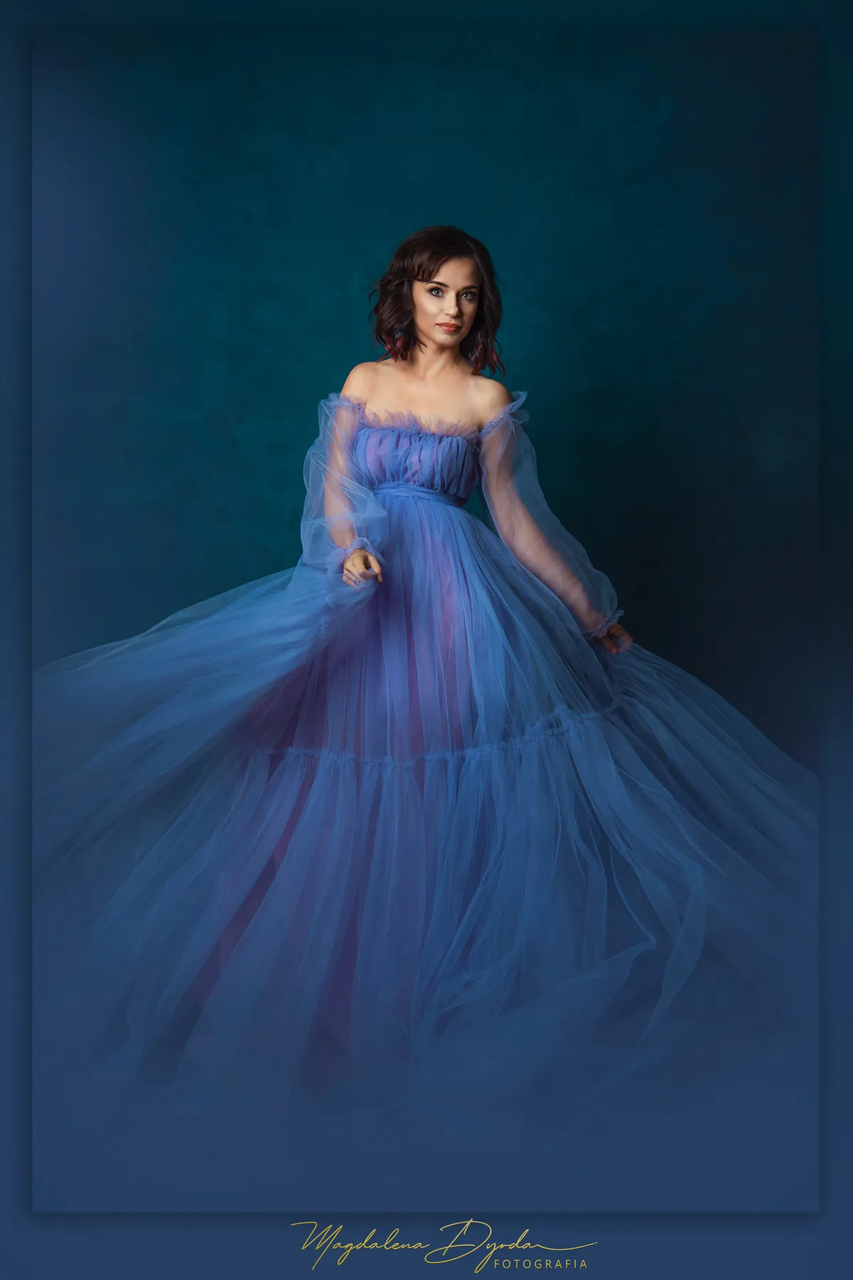 Intymna fotografia, gdzie subtelne światło otula kobiecość, a zmysłowa czułość unosi się w powietrzu