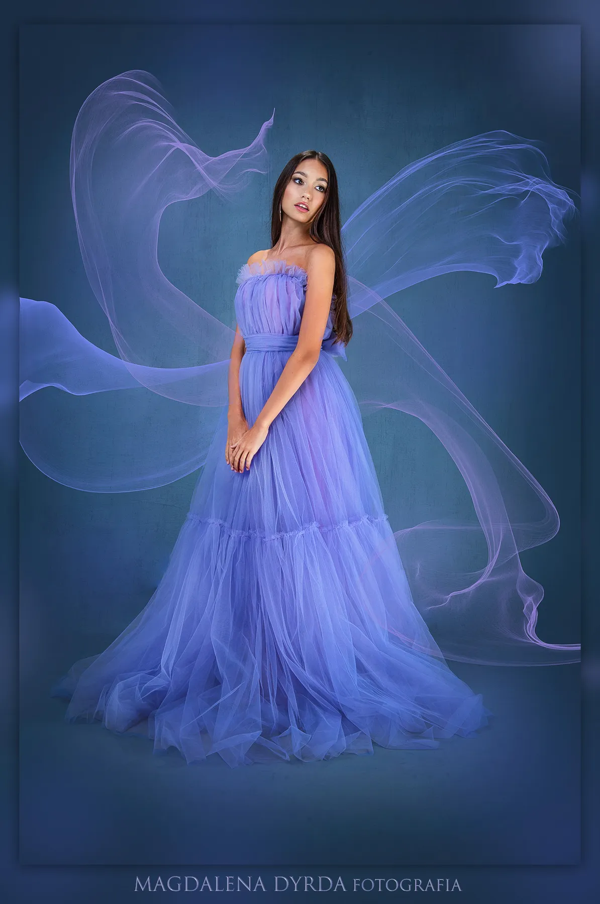 Subtelna siła i delikatność emanują z kobiecego portretu w świetle naturalnym