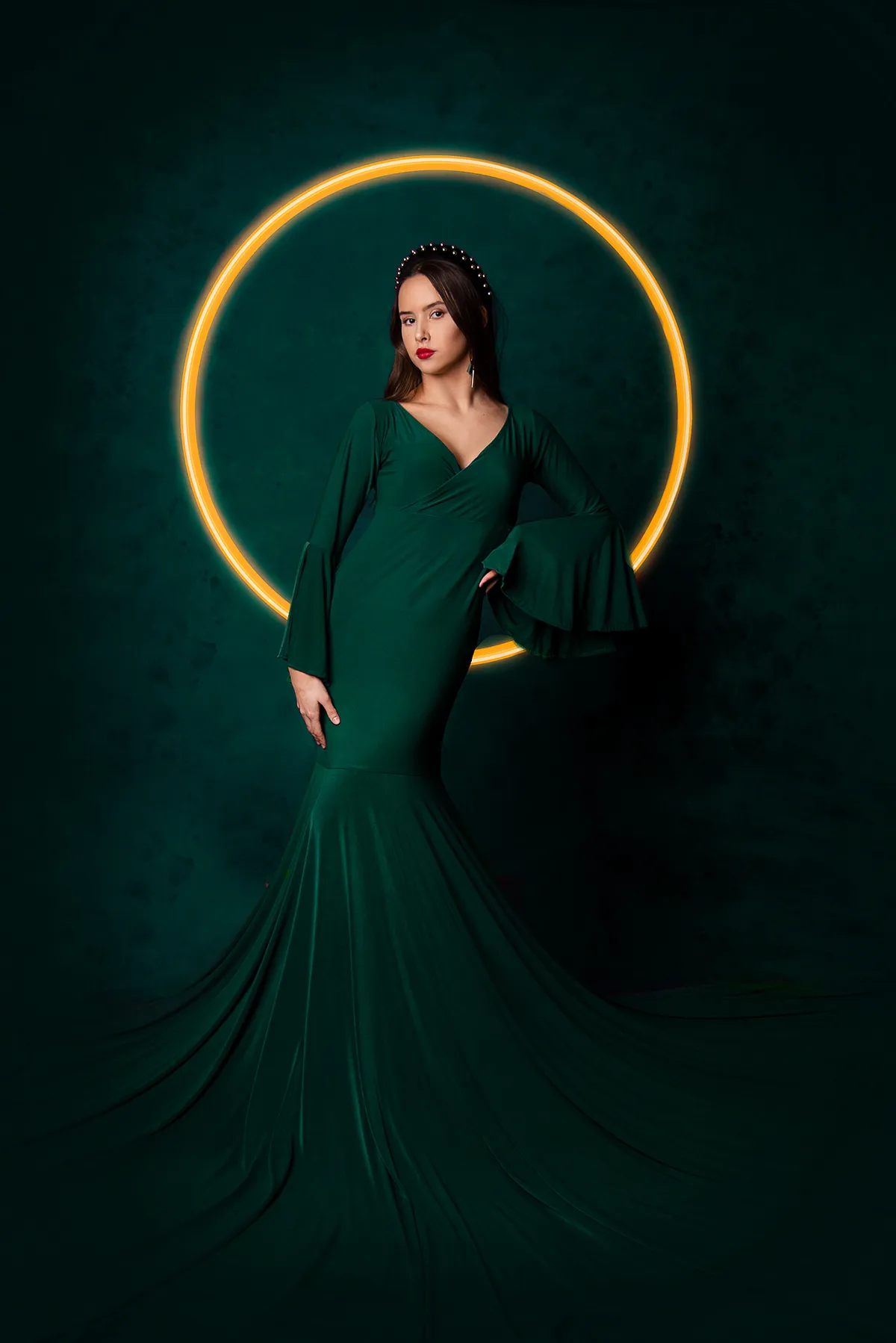 Subtelna siła kobiecości uchwycona w artystycznym świetle, pełna delikatności i emocji