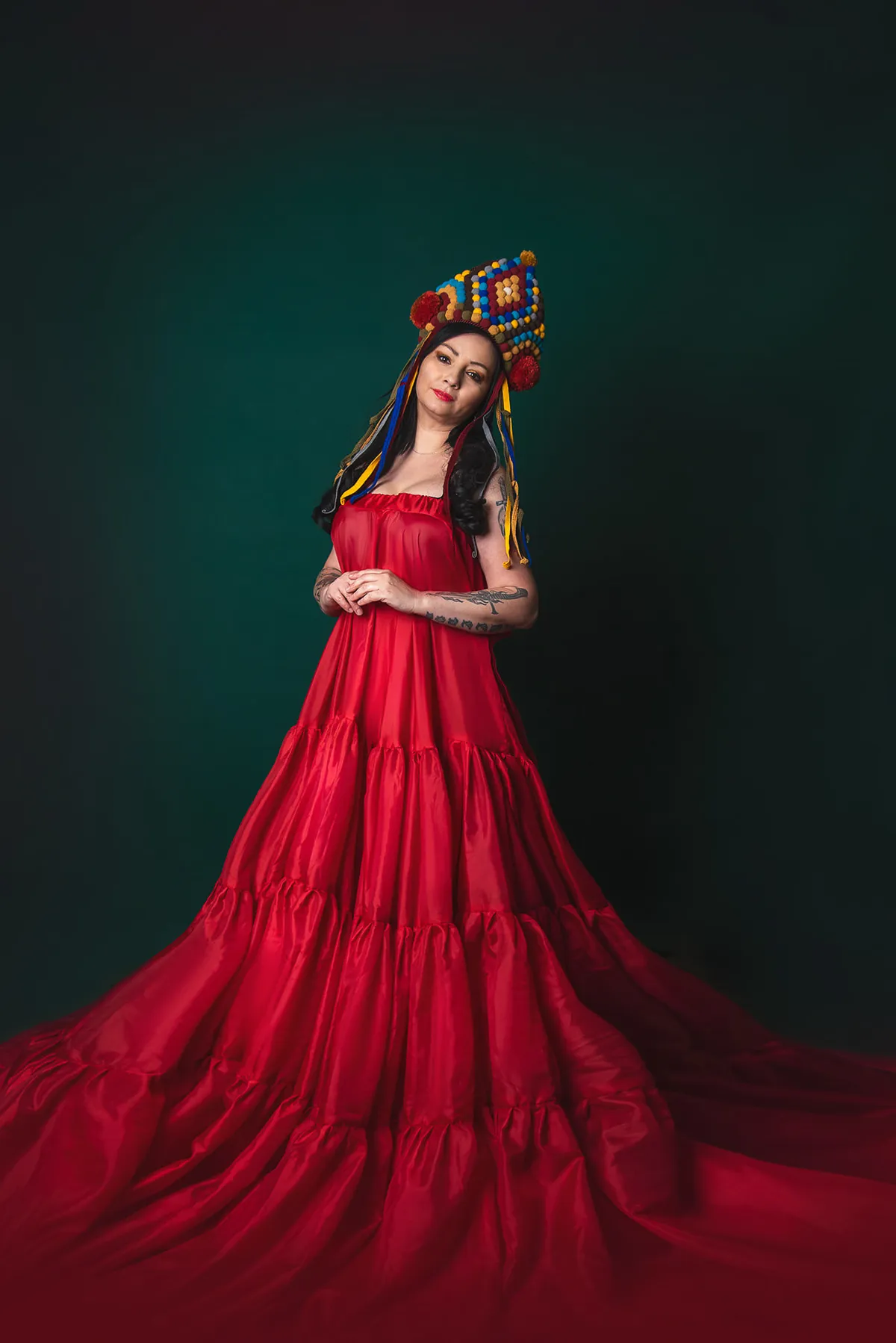 Delikatność uchwycona w subtelnym świetle, zmysłowość kobiety emanująca z jej subtelnej siły