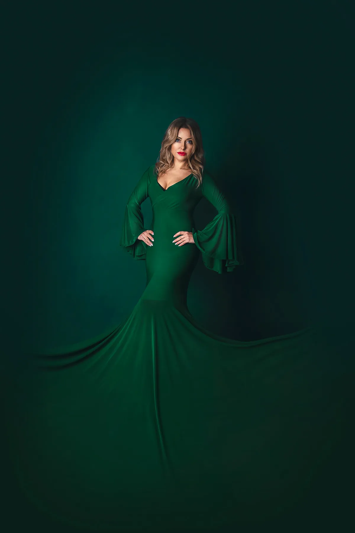 Delikatność kobiecości uchwycona w subtelnym świetle, czuły portret emocji i piękna codzienności