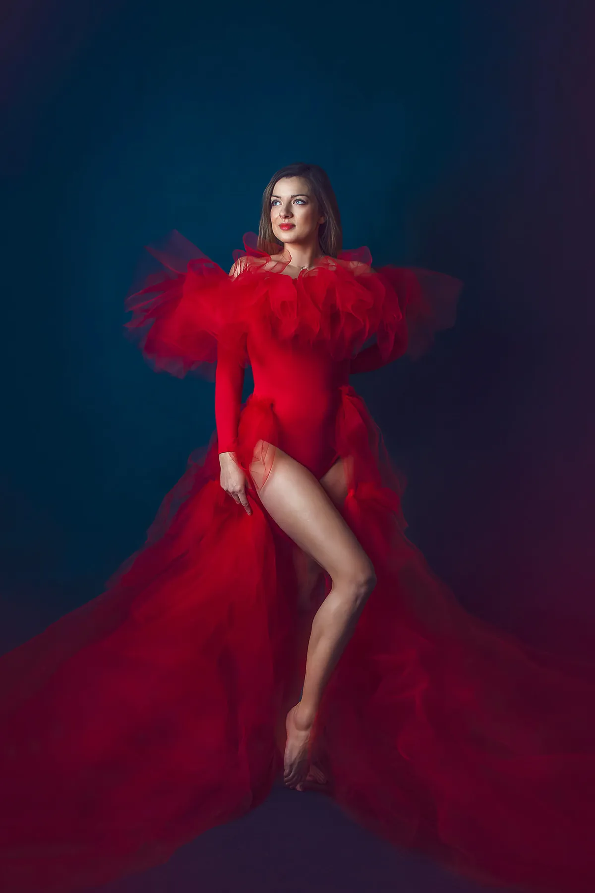 Delikatność i subtelna siła w zmysłowej aurze kobiecej sesji, gdzie czułość odciska swój ślad