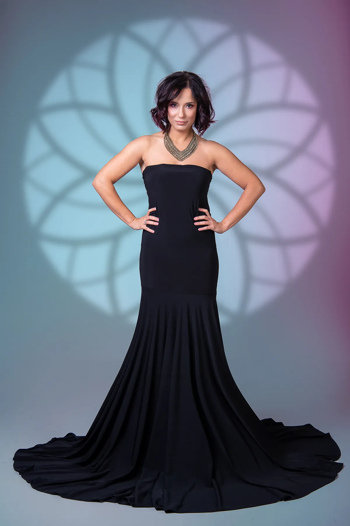 Intymna fotografia ukazująca subtelną siłę i delikatność kobiecości w naturalnym świetle