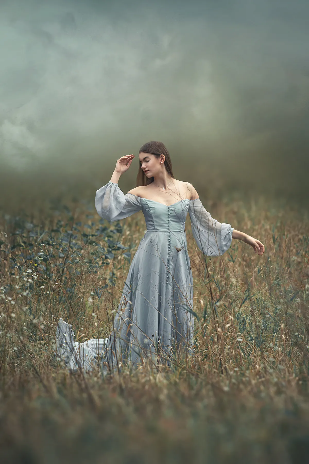 Zmysłowość w subtelnym świetle, gdzie kobiecość wypełnia przestrzeń delikatną obecnością.