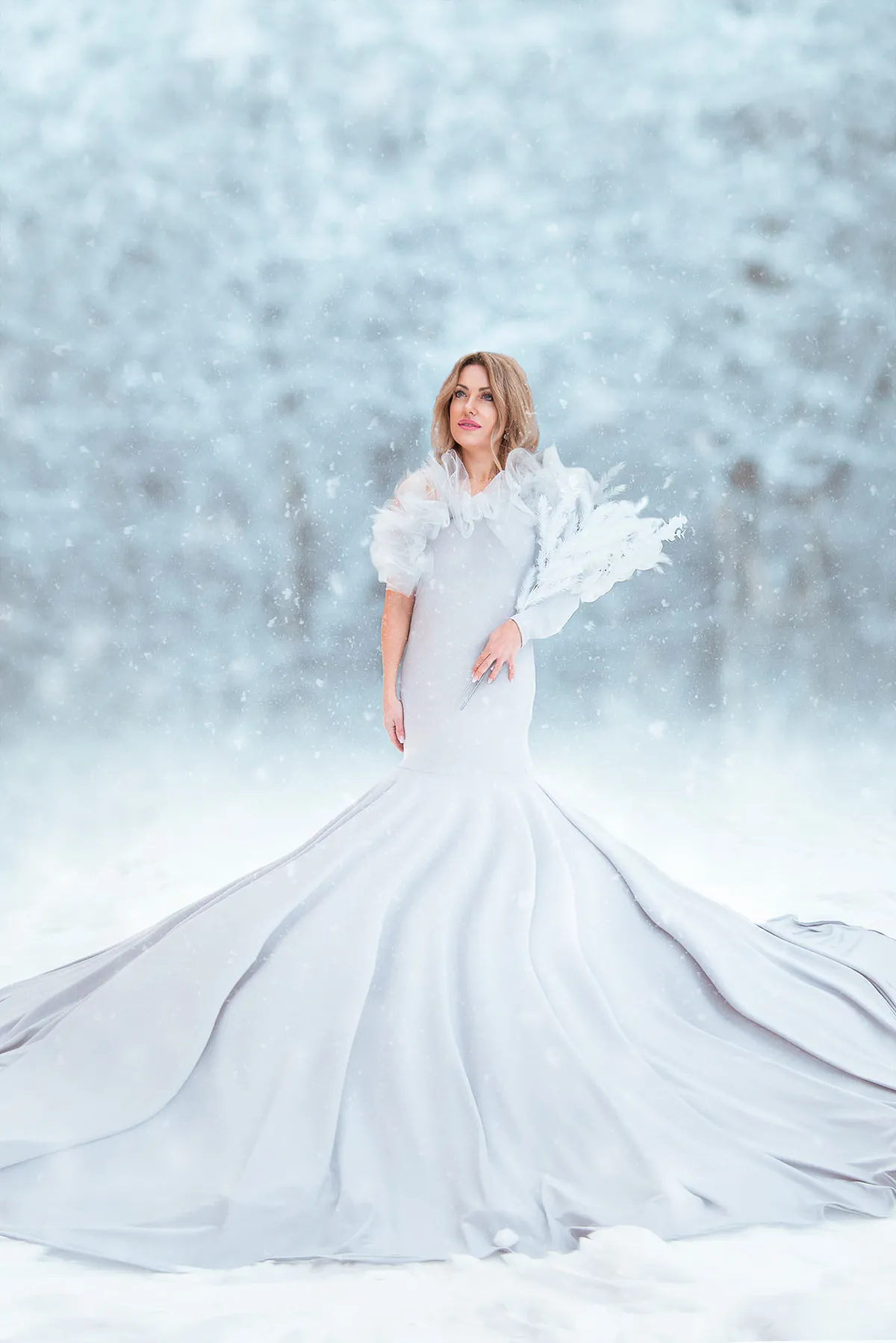 Czułość uchwycona w delikatnym spojrzeniu, gdzie subtelne światło podkreśla kobiecą zmysłowość