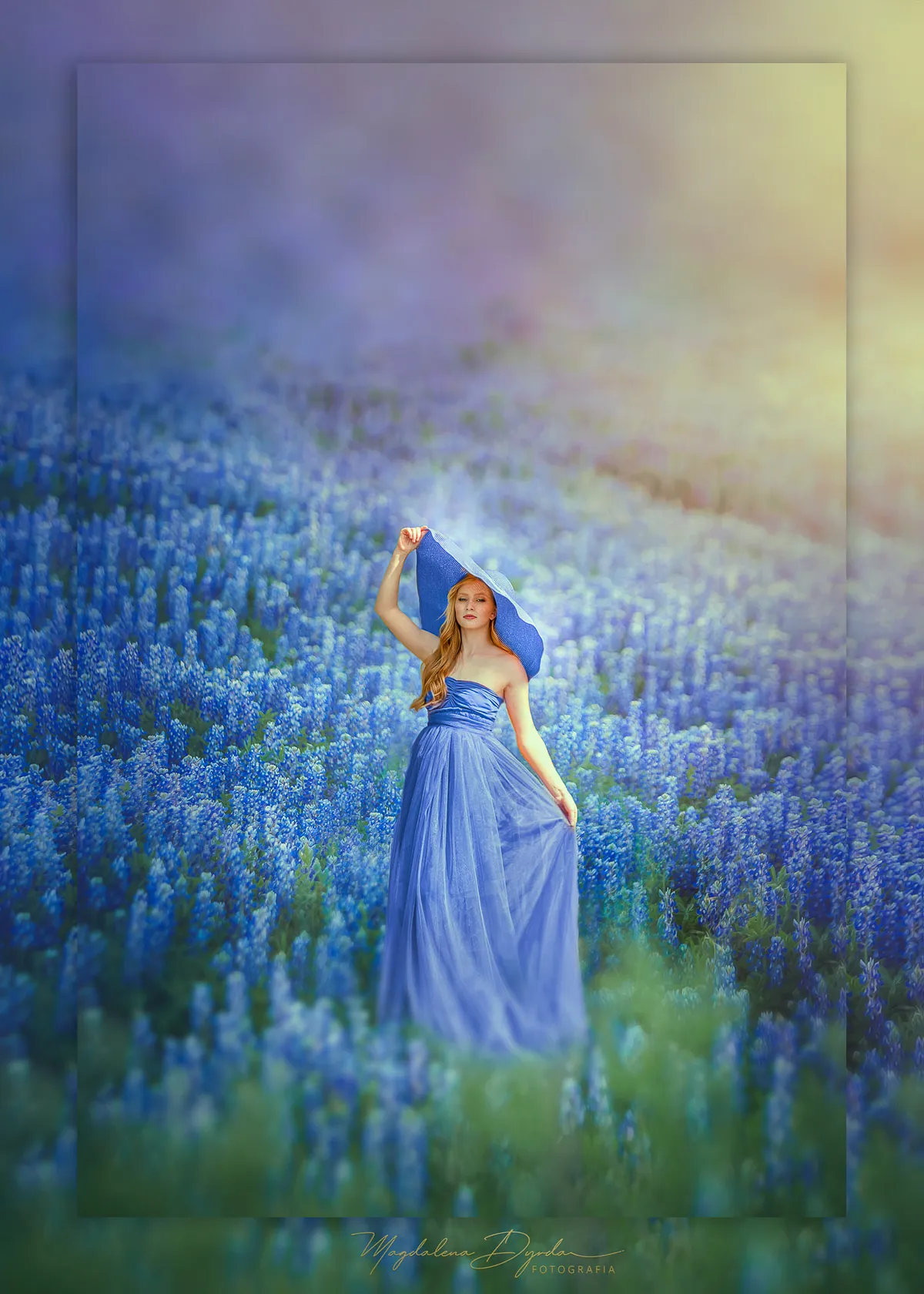 Czułość w plenerze, gdzie subtelne światło otula kobiecą sylwetkę, tworząc emocjonalną aurę