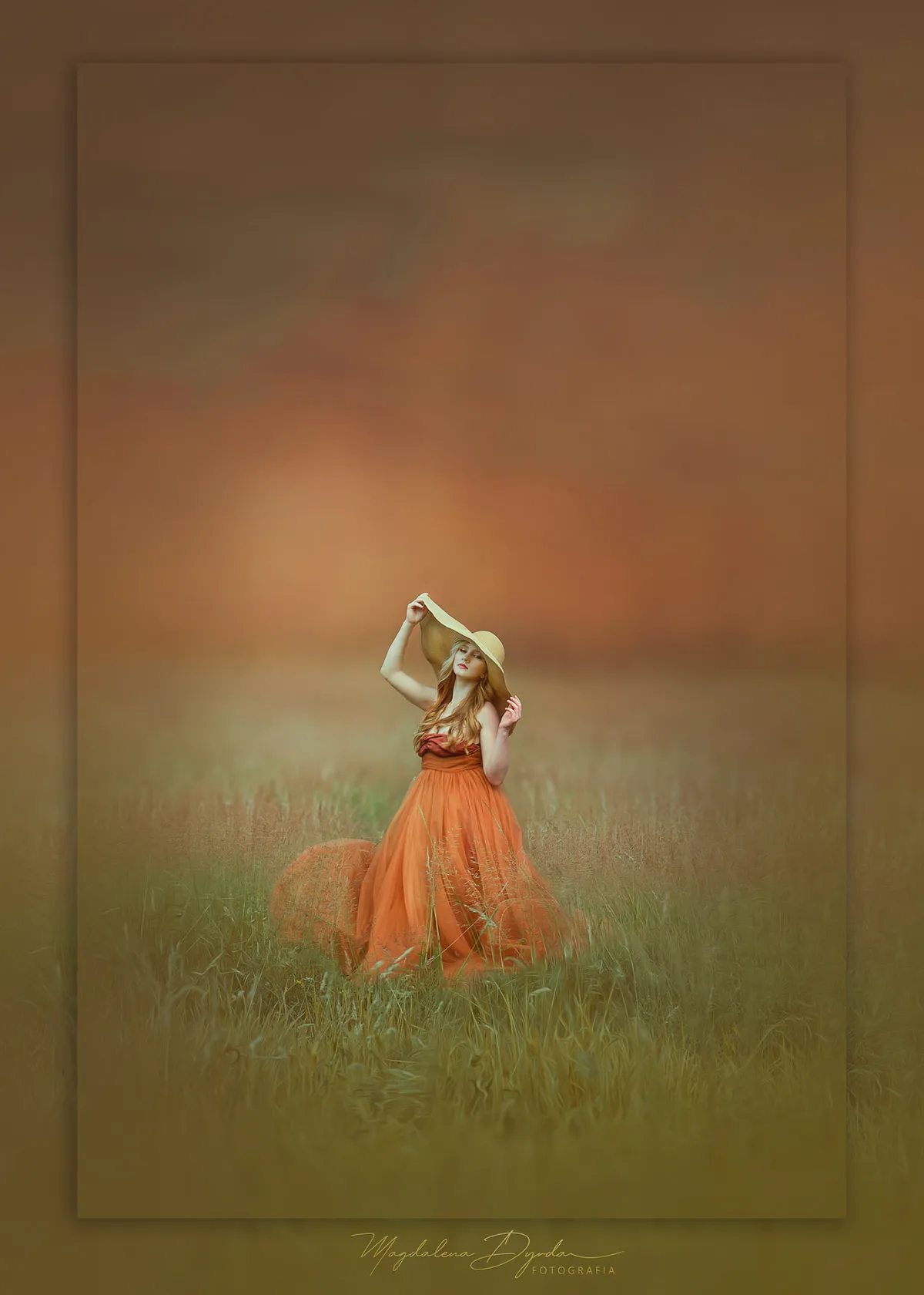 zdjęcie kobiety wśród łąk – portret pełen spokoju