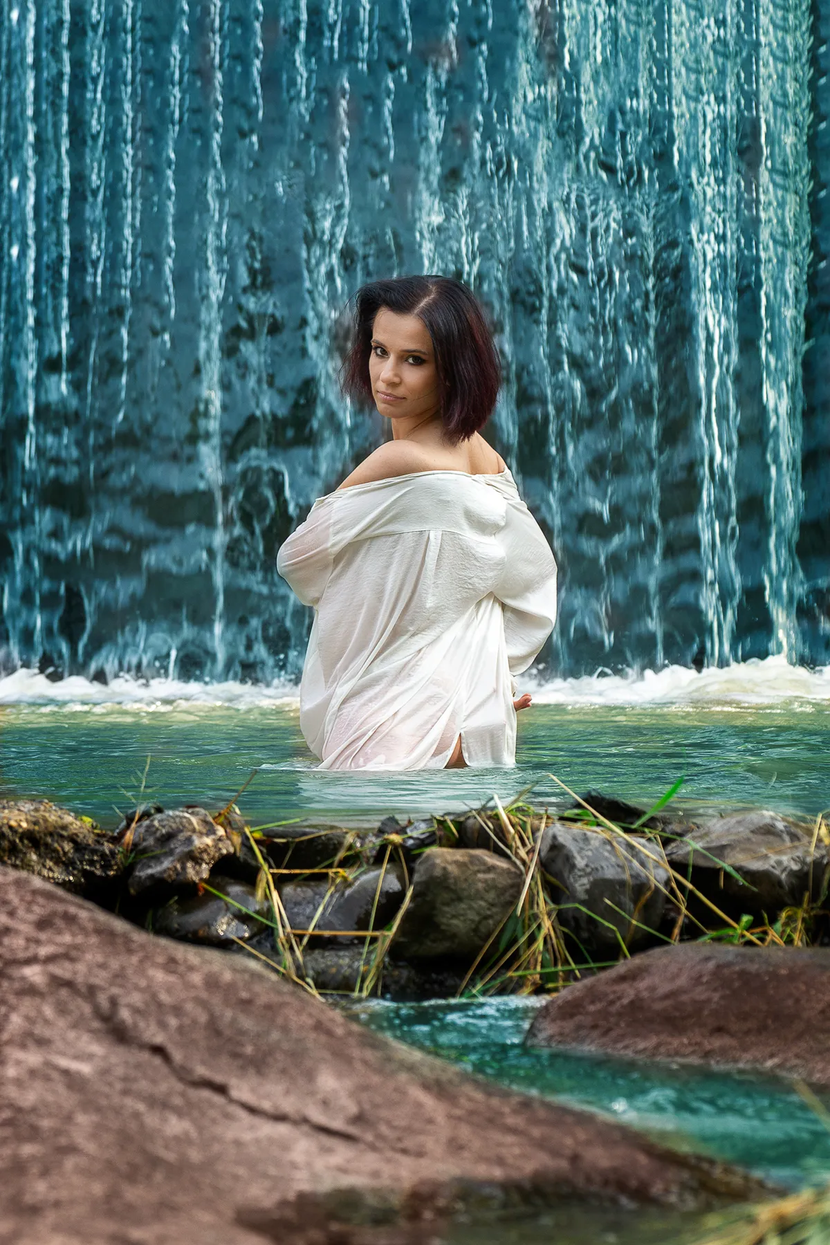 Subtelne światło odsłania piękno kobiecości, delikatność emocji tętniących w sercu i duszy