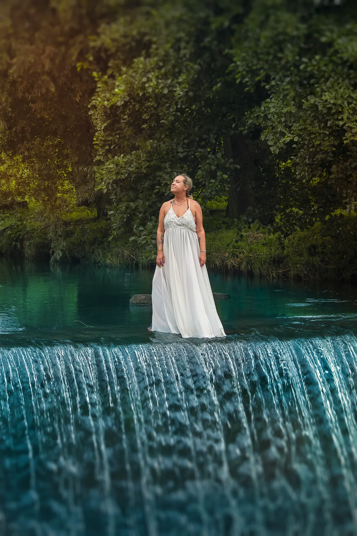 Kobiecość uchwycona w delikatnym świetle natury, pełna subtelnych emocji i czułości.