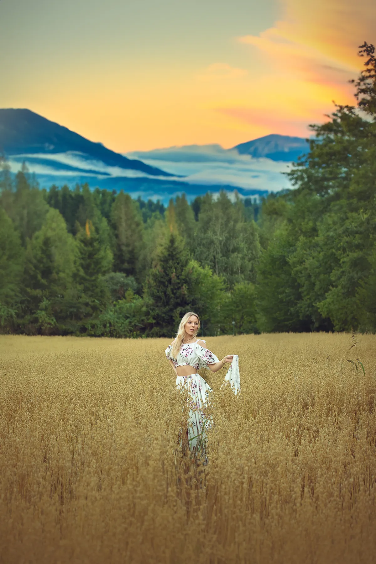 Zmysłowe piękno kobiecości uchwycone w delikatnym świetle, odkrywające subtelną siłę i emocje.