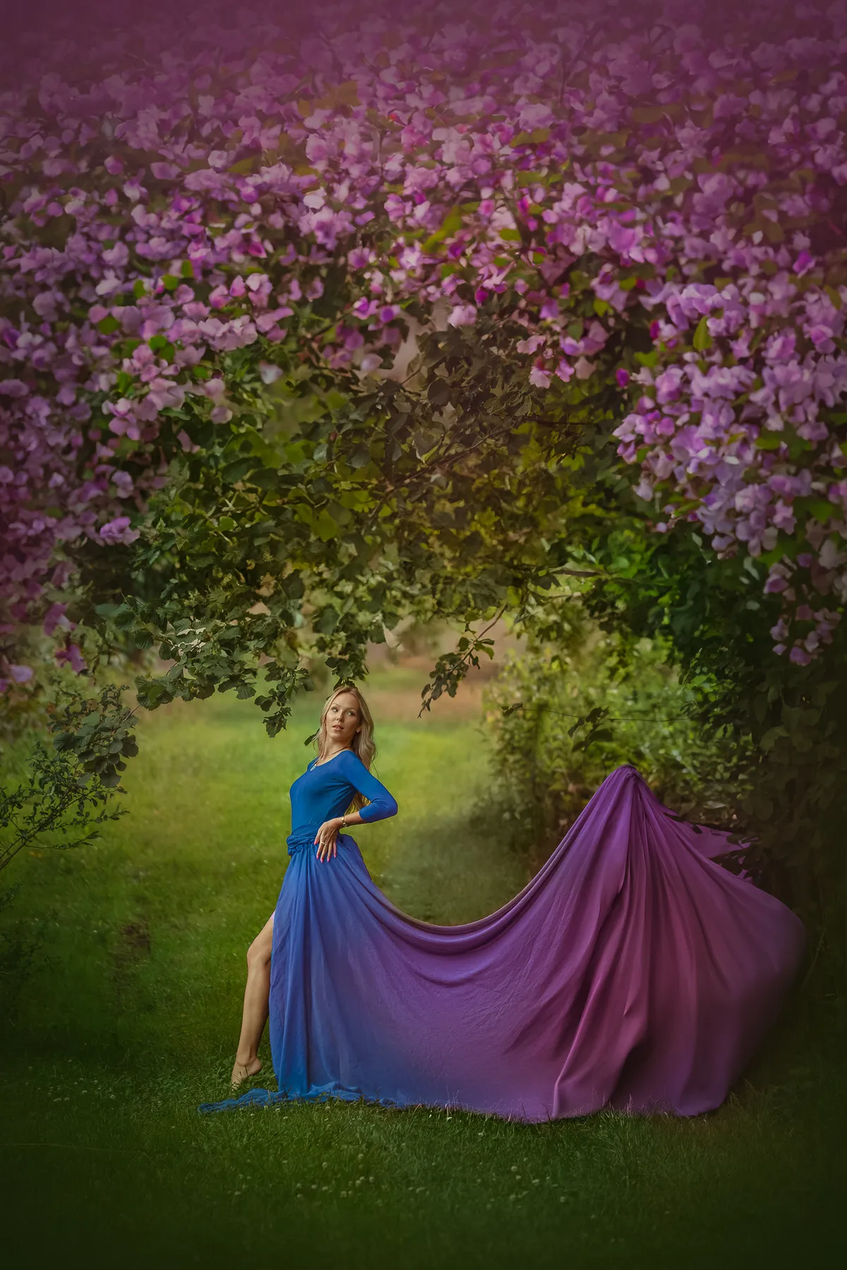 Subtelność i czułość emanują z portretu kobiety, otulonej delikatnym światłem i kobiecością.