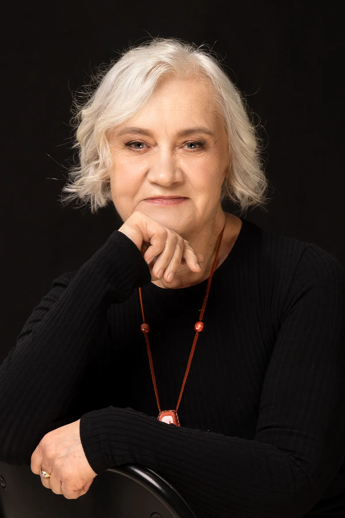 Subtelne światło otula twarz, ukazując kobiecą delikatność i wewnętrzne piękno codzienności