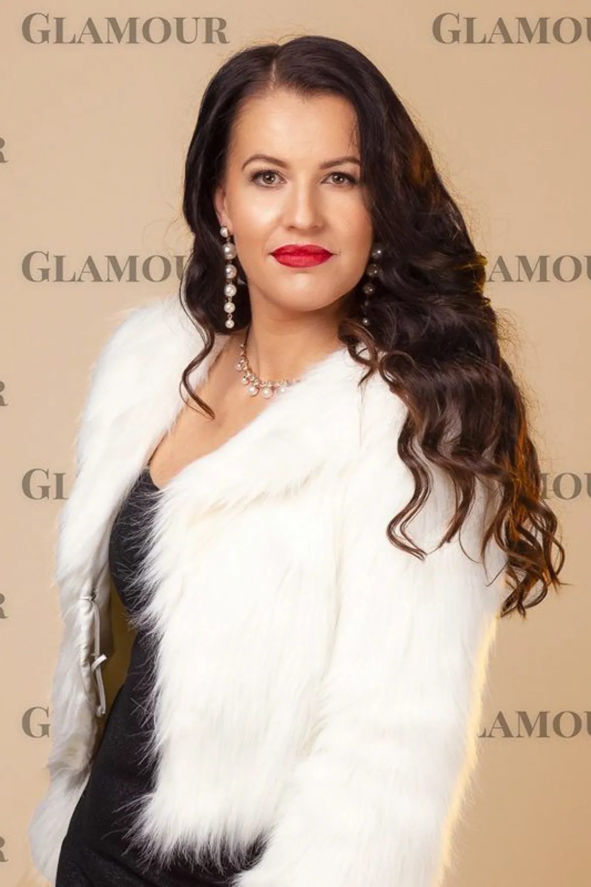 Subtelne światło otula zmysłowość, odkrywając piękno kobiecej duszy w intymnej chwili refleksji