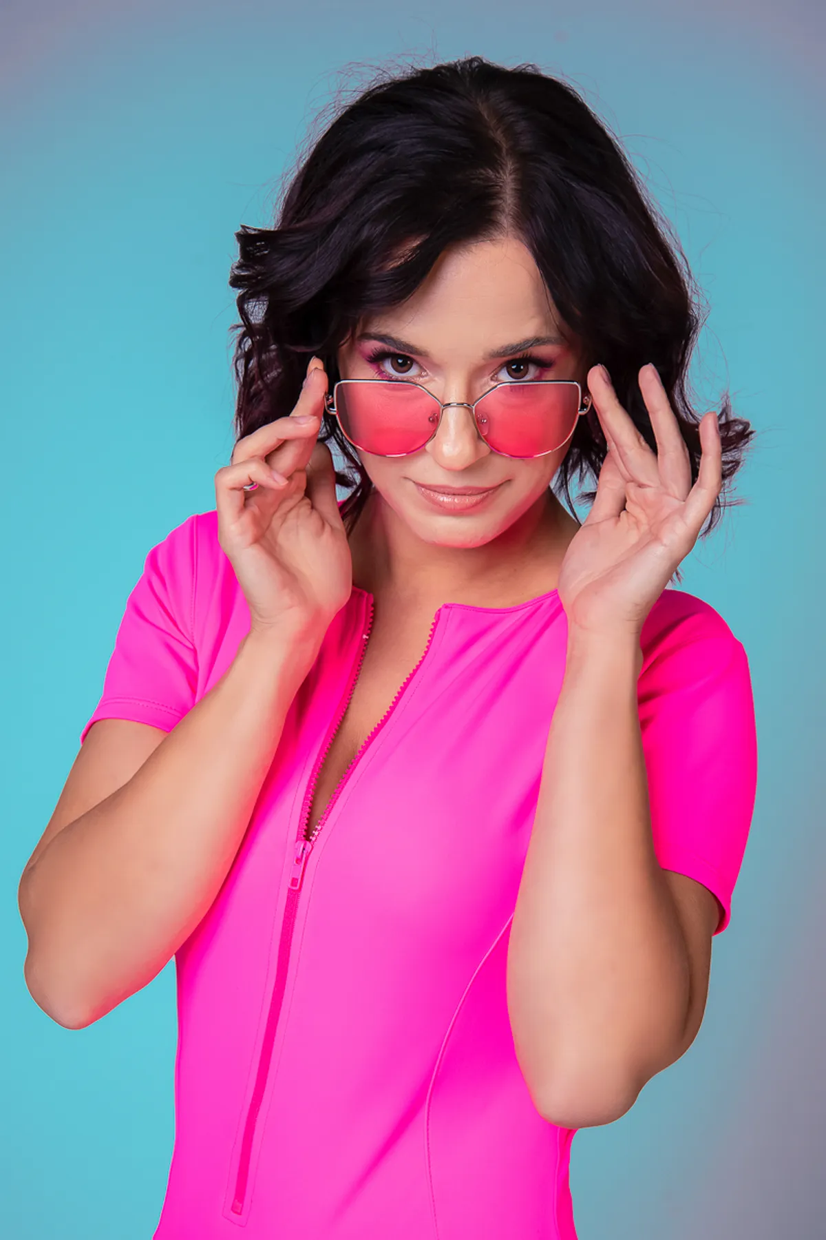 Czułość i subtelna siła kobiecości emanują z delikatnego spojrzenia w obiektyw