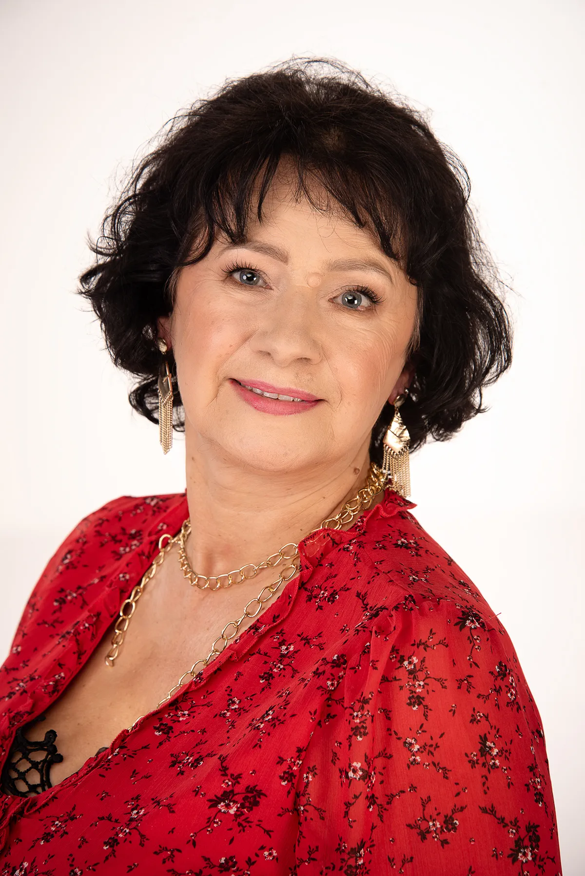 Subtelne światło otula kobiecość, tworząc aurę delikatności i naturalnego piękna czułości.