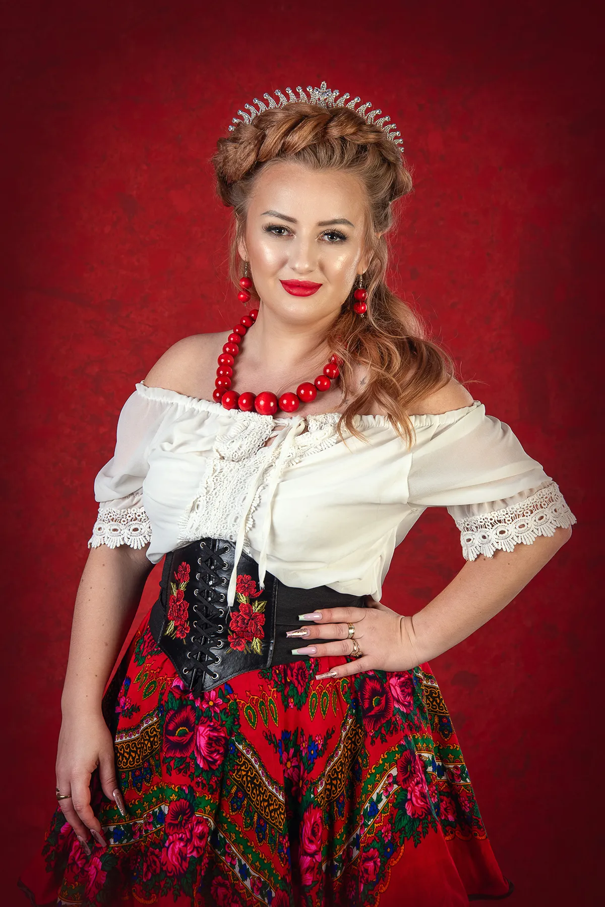 Delikatne światło otula kobiecą zmysłowość, tworząc obraz pełen subtelnej siły i wewnętrznego blasku.