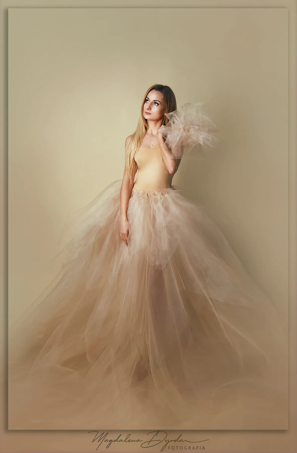 Subtelne światło otula zmysłowość, tworząc intymną aurę czułości i odkrywając kobiecość w pełni.