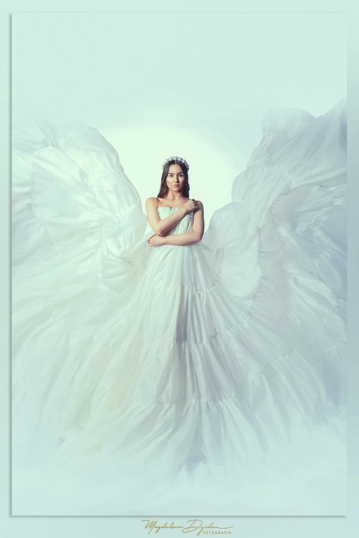 Kobiecość w subtelnym świetle, delikatna gra emocji i czułość chwili w intymnej fotografii