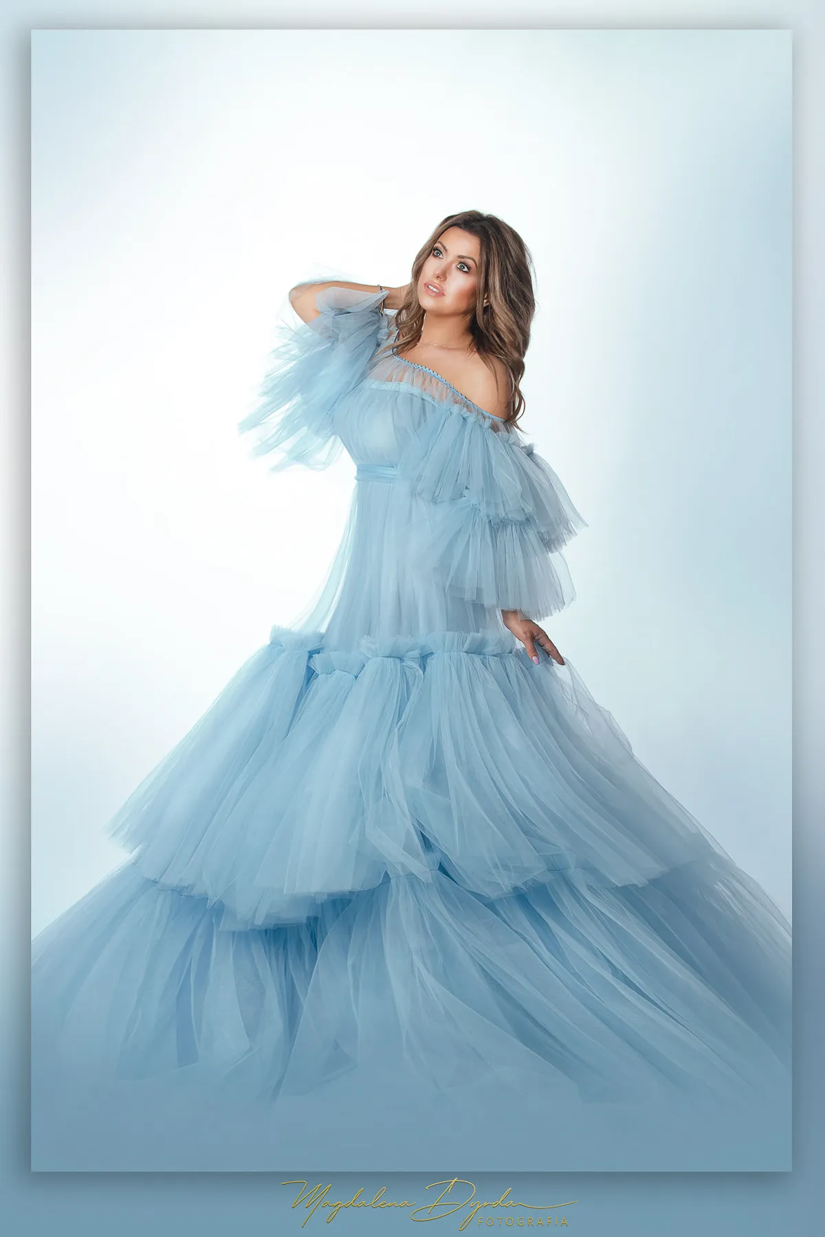 Romantyczna chwila pełna zmysłowości, gdzie kobiecość rozkwita w subtelnym blasku delikatnego światła