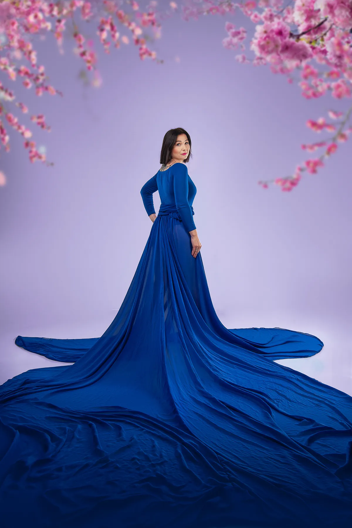 Delikatność i czułość w intymnej fotografii, gdzie kobiecość spotyka się z subtelną siłą i naturalnym światłem