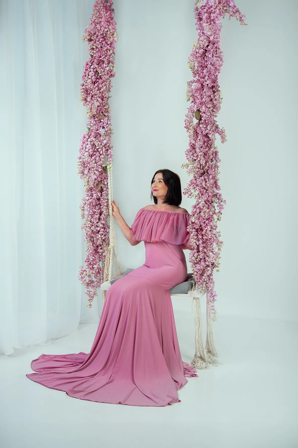 Delikatne światło otula zmysłowość, ukazując subtelną siłę kobiecej obecności w intymnej fotografii