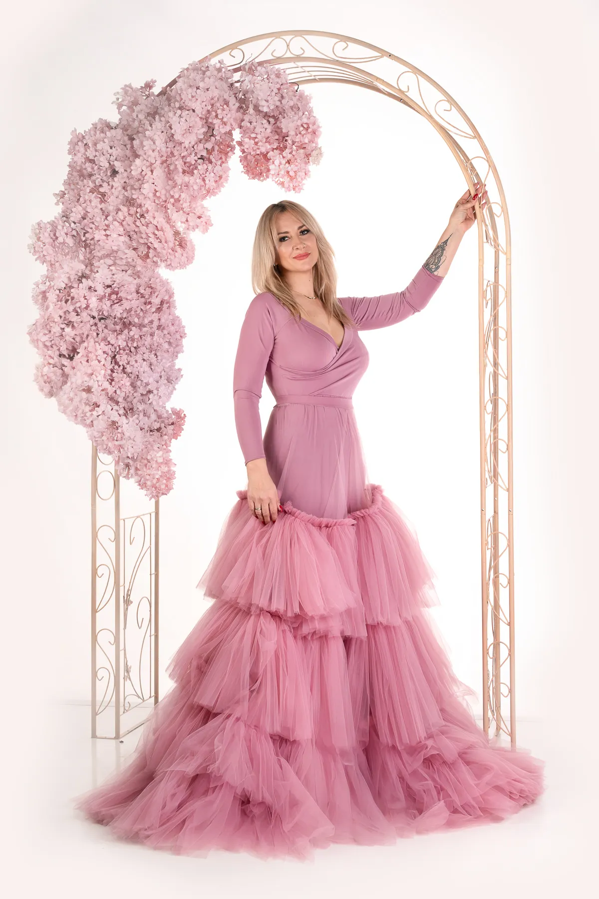 Światło naturalne otula delikatnie, podkreślając subtelną siłę i piękno kobiecości