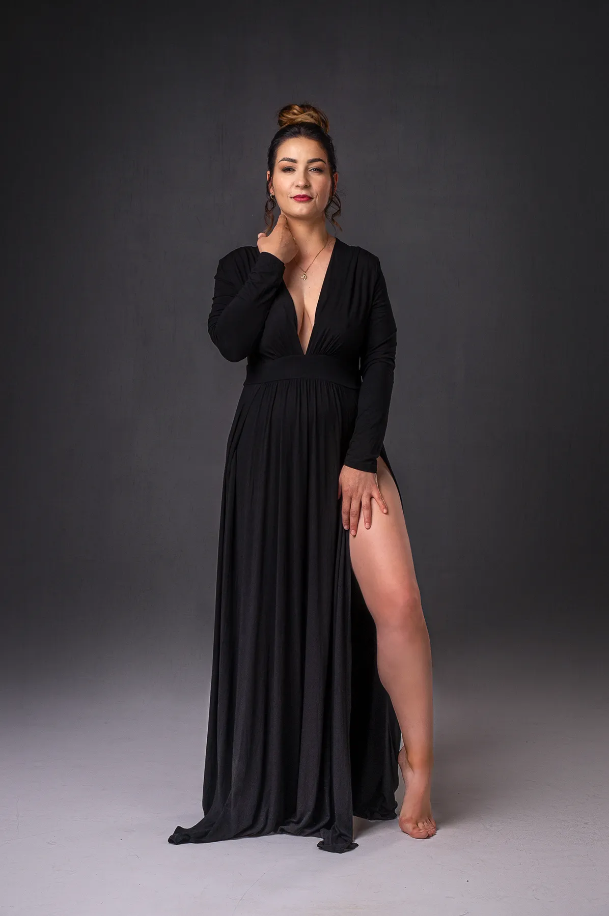 Delikatne światło podkreśla zmysłowość kobiecej sylwetki, tworząc intymną atmosferę pełną ciepła i piękna.