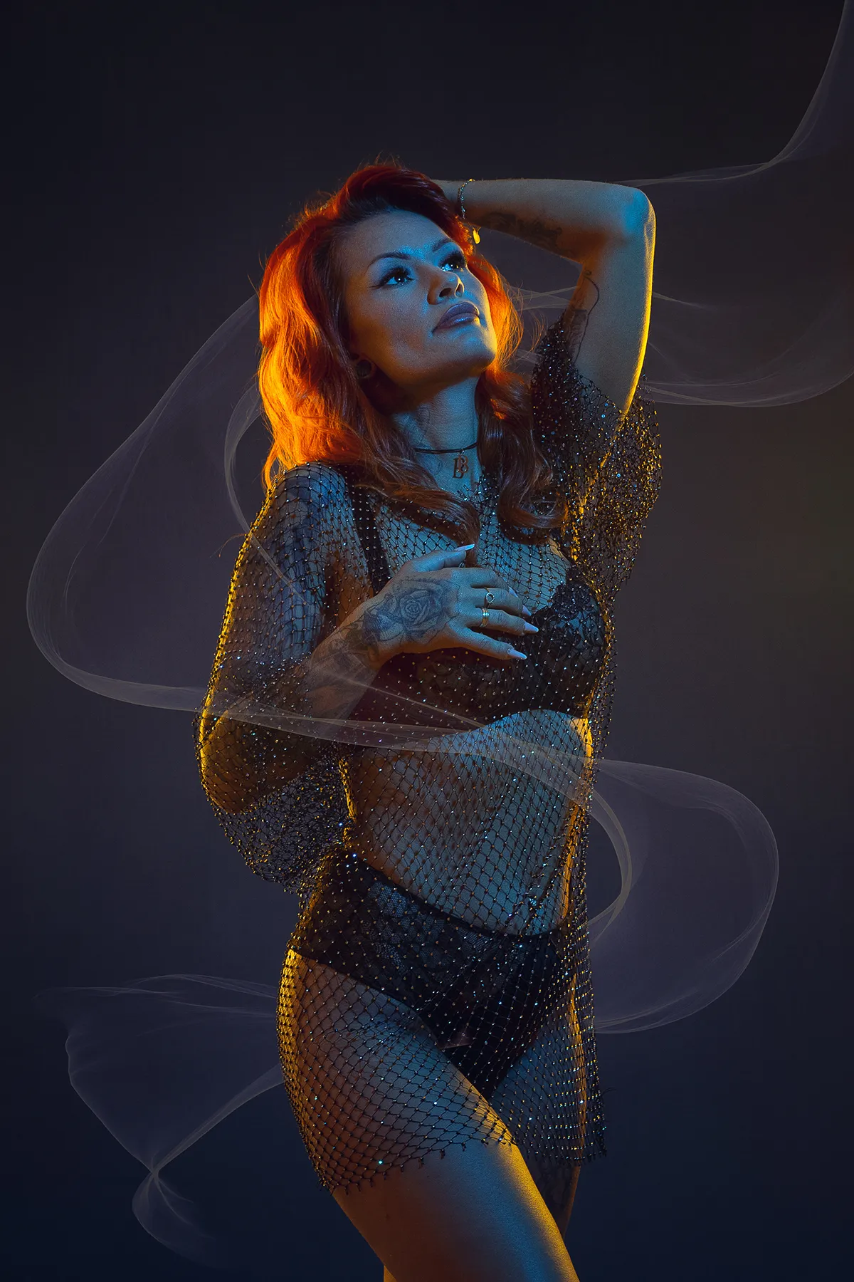 Intymna czułość i subtelna siła, kobiecość w delikatnym świetle, portret emocji i piękno codzienności