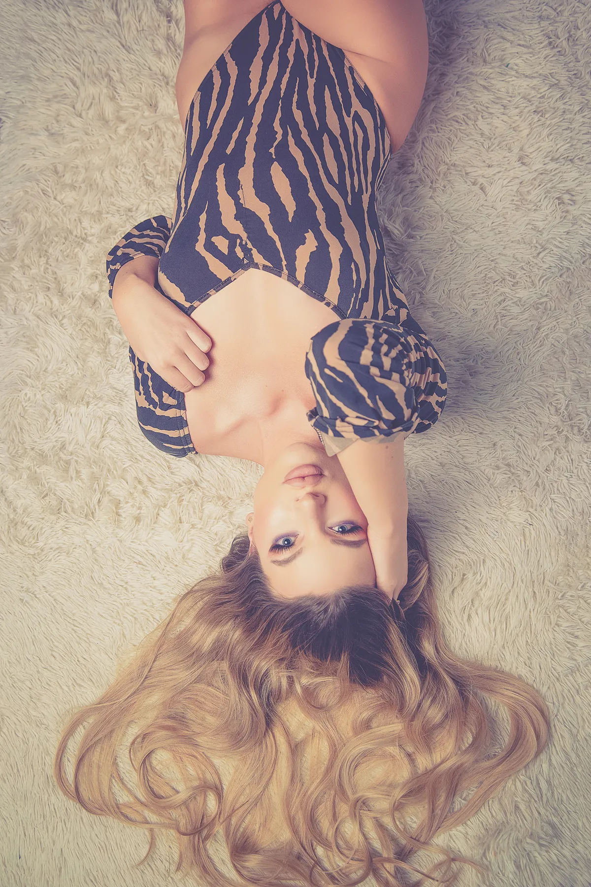 Intymna zmysłowość w subtelnym świetle, portret emocji i delikatnej siły kobiecości