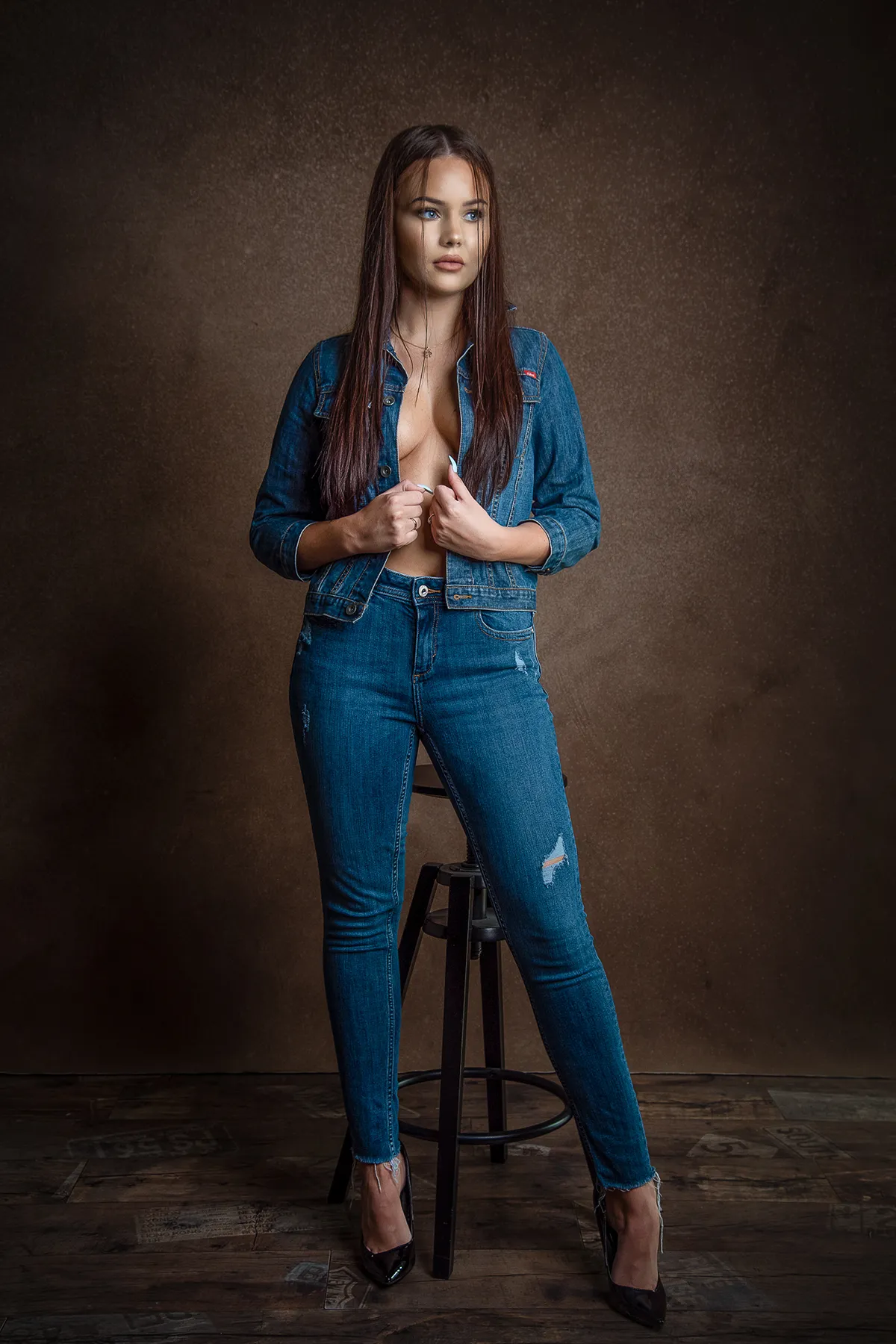 Delikatność i zmysłowość w subtelnym świetle, portret kobiecości pełen czułości i emocji