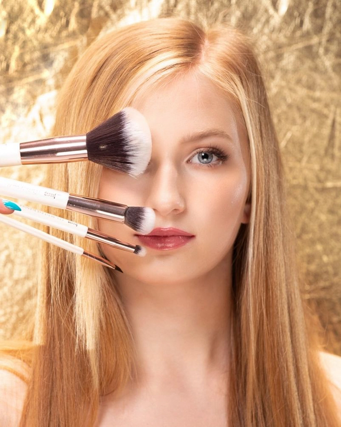 Światło naturalne otula pewność siebie, odkrywając autentyczność i siłę osobowości w biznesowym świecie