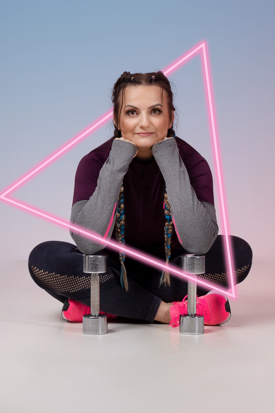 Światło naturalne podkreśla autentyczność i pewność siebie, tworząc harmonię wizerunku