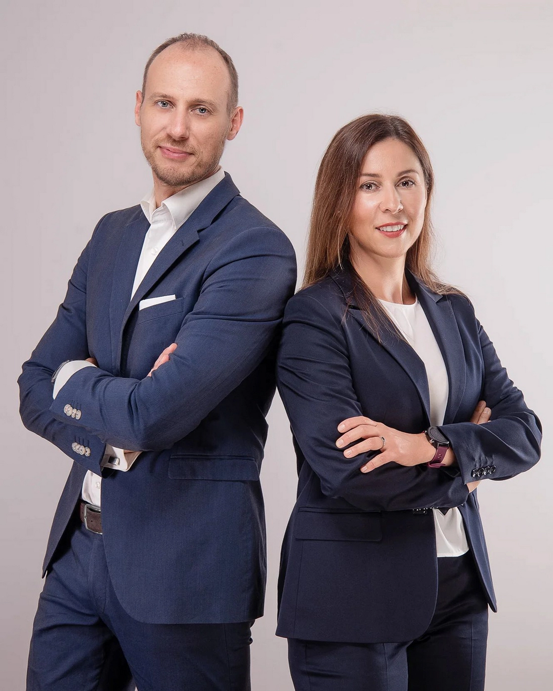 Profesjonalizm w spojrzeniu, subtelne światło podkreśla pewność siebie i autentyczność obecności