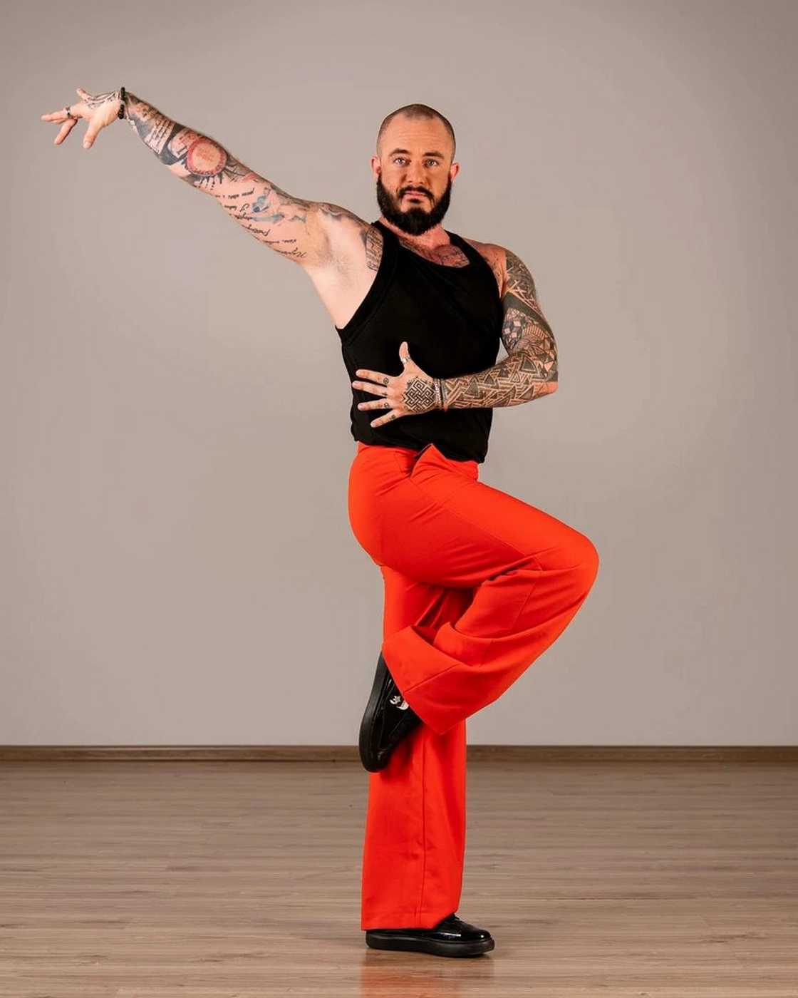 Profesjonalizm uchwycony w subtelnym świetle, odsłaniający pewność siebie i autentyczną obecność