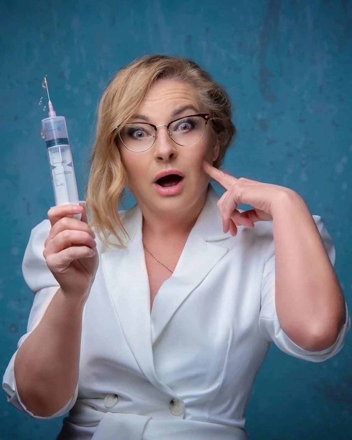 Profesjonalizm ujęty w naturalnym świetle, gdzie autentyczność przenika się z ciepłem osobowości