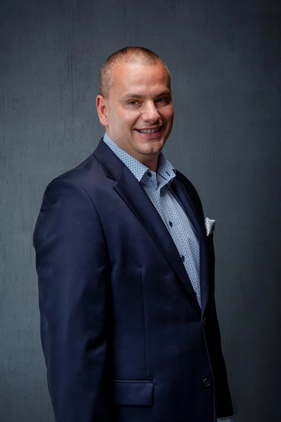 Profesjonalizm i ciepło emanujące z postaci, która z pewnością siebie patrzy w przyszłość