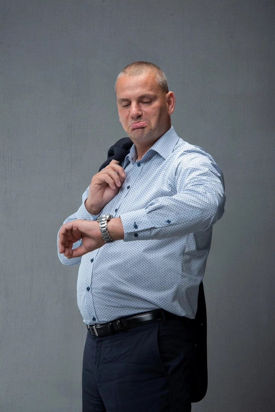 W blasku światła naturalnego, spokojna obecność wyraża autentyczność i ciepło marki