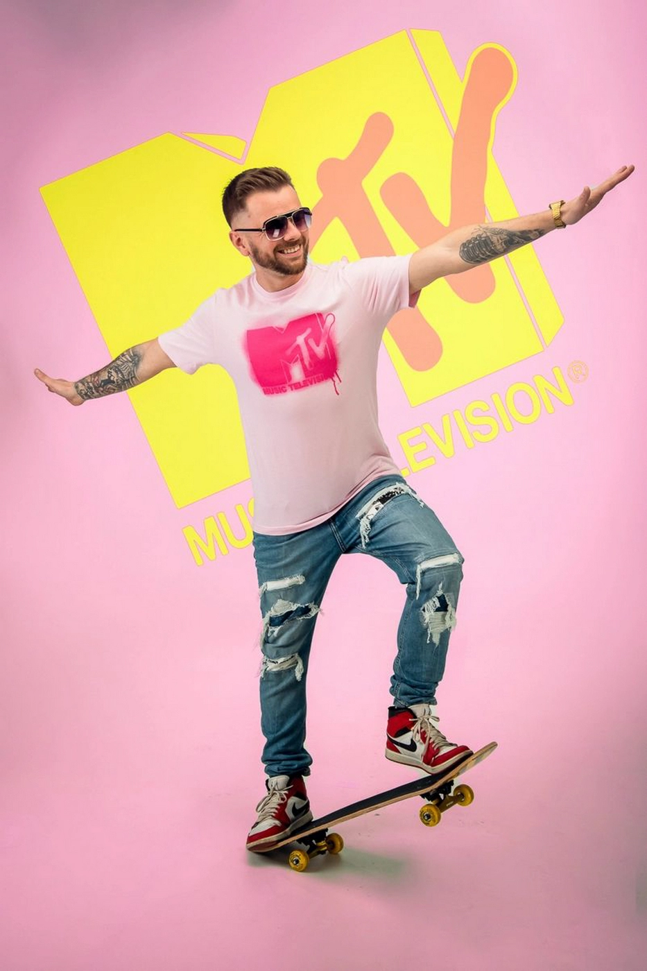 Subtelna obecność i profesjonalizm emanujący z twarzy, której spojrzenie w kamerę wyraża pewność siebie