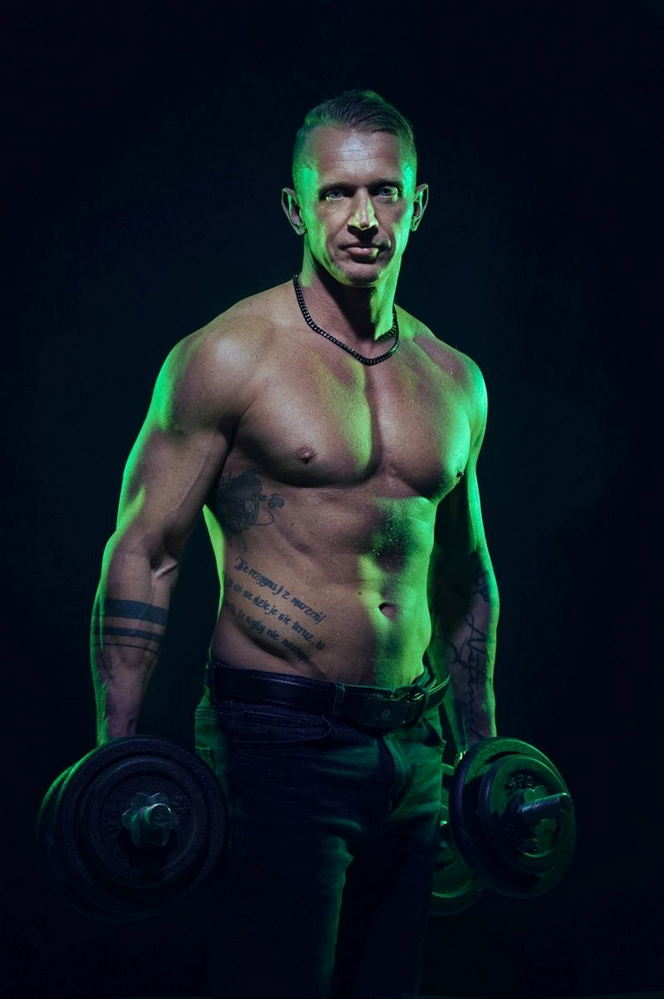 Światło naturalne podkreśla autentyczność, tworząc ciepłą przestrzeń wypełnioną energią i pewnością siebie