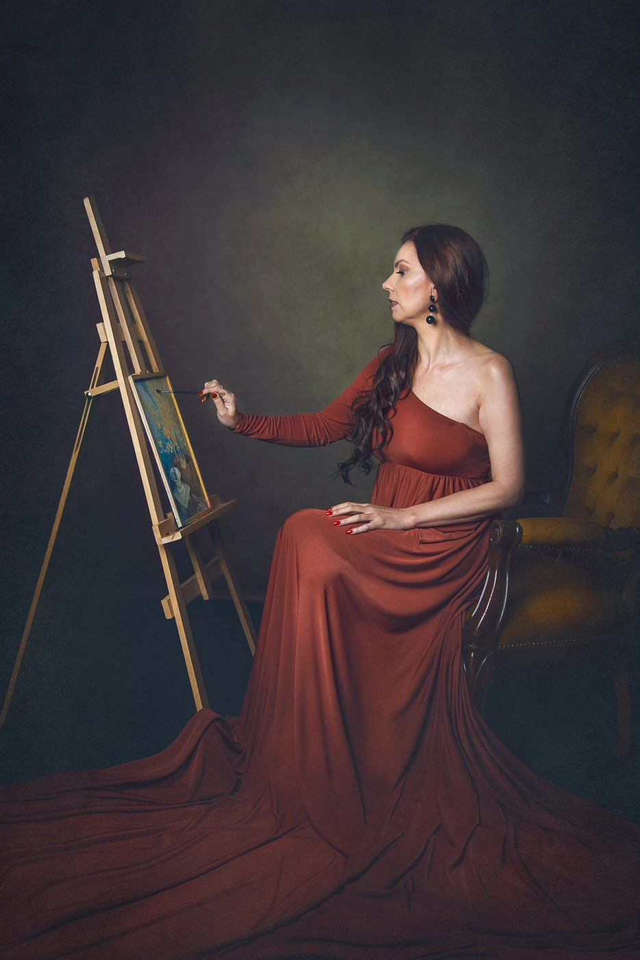 Ciepłe światło podkreśla pewność siebie, odkrywając osobowość pełną energii i determinacji