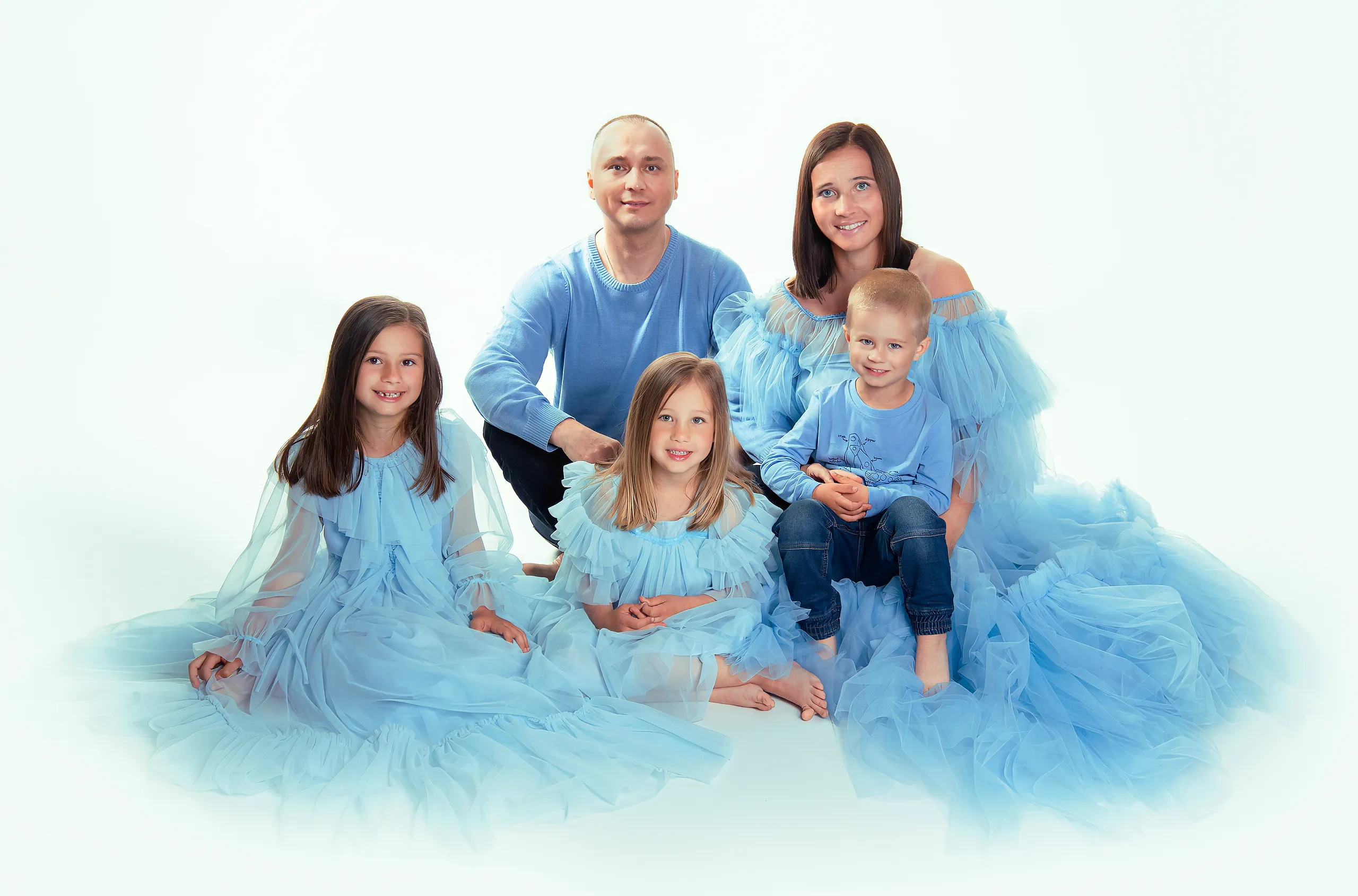 rodzina-na-sesji-zdjeciowej-w-studiu-fotograficznym-w-bielsku-bialej-na-bialym-tle