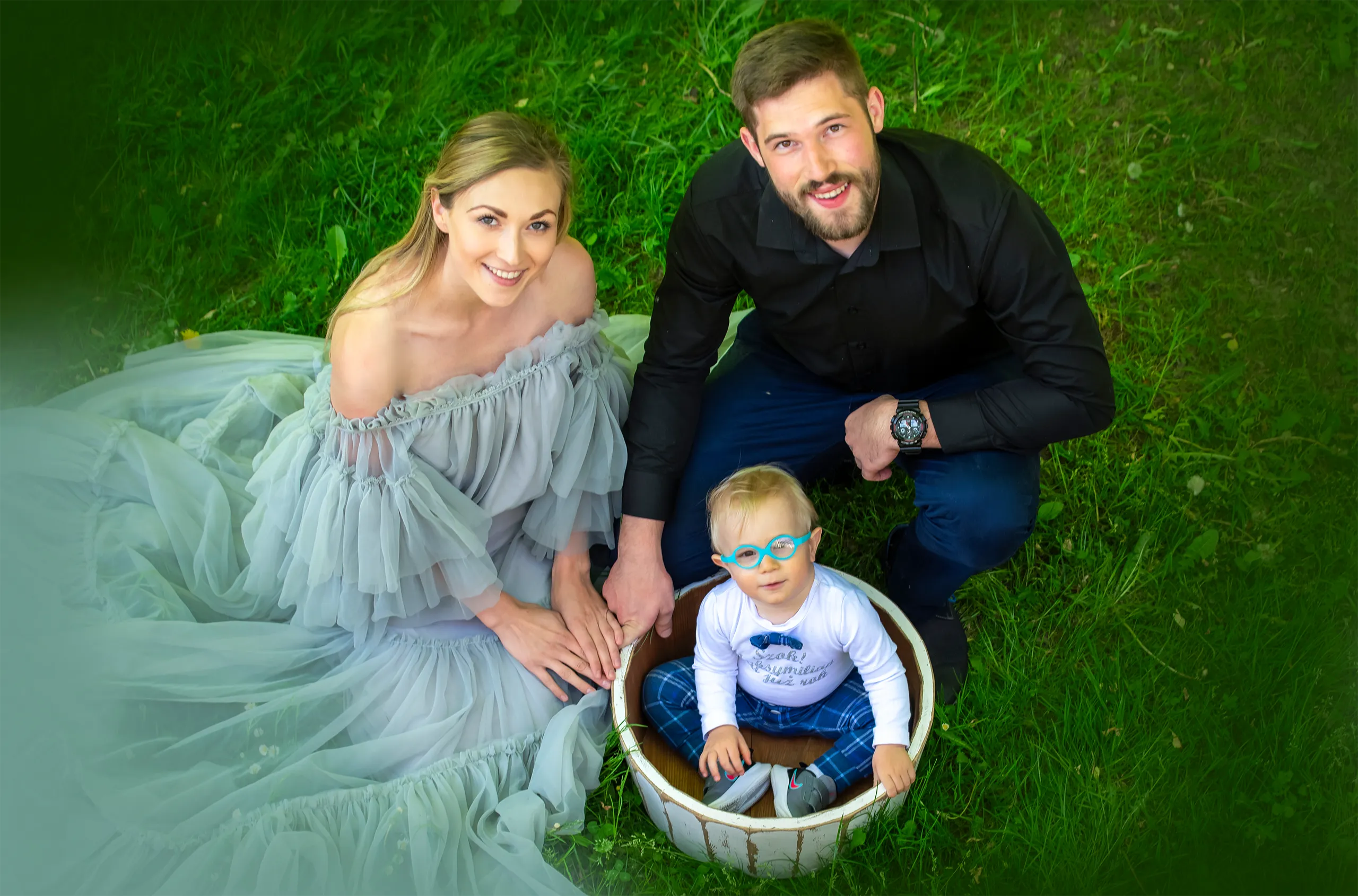 sesja-zcwa-rodzinna-rodzice-z-dzieckiem-na-trawie